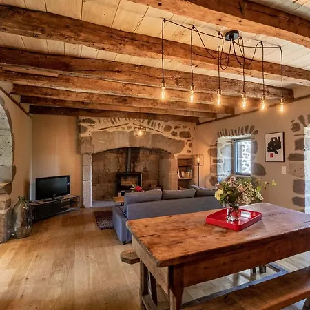 Vakantiehuis Maison Typique Des Monts Du Cantal Marmanhac