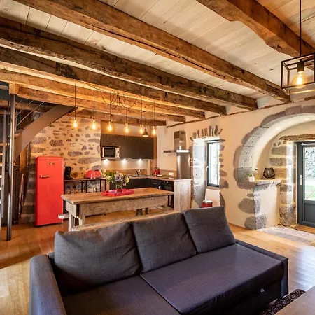 Maison Typique Des Monts Du Cantal Vakantiehuis *