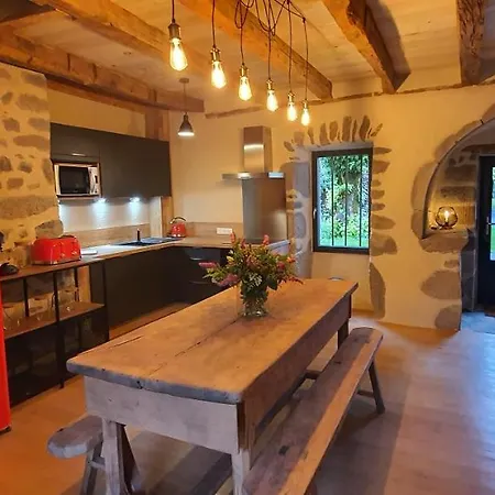 Maison Typique Des Monts Du Cantal Vakantiehuis *