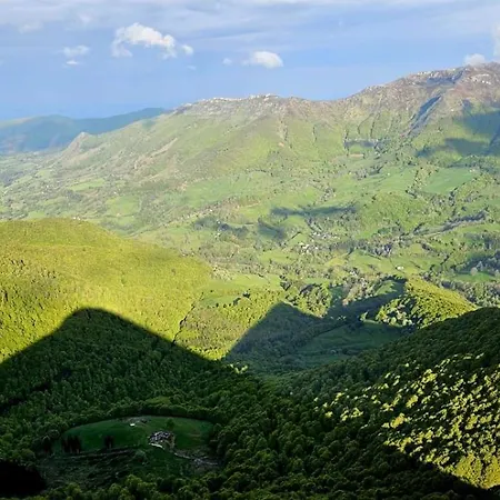 Maison Typique Des Monts Du Cantal * Marmanhac